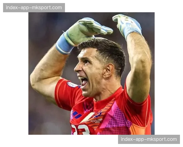 点球大战中，阿根廷国门大马丁的挑衅性舞蹈与扑救